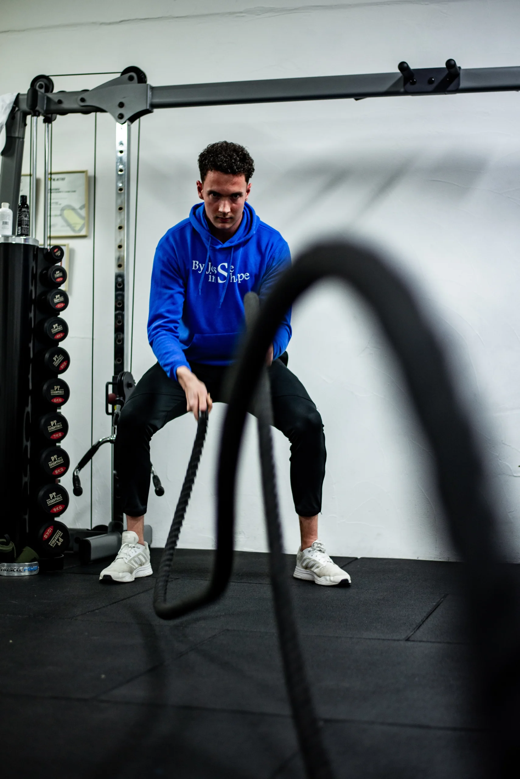 De sportscholen in Alphen aan den Rijn draaien op volle toeren. Toch zie je dat steeds meer mensen de overstap maken naar personal training. Niet omdat ze niet gemotiveerd zijn, maar juist omdat ze méér uit hun training willen halen. Persoonlijke aandacht, een duidelijk plan en resultaatgerichte coaching maken het verschil. Maar wat maakt personal training in Alphen aan den Rijn zo aantrekkelijk?